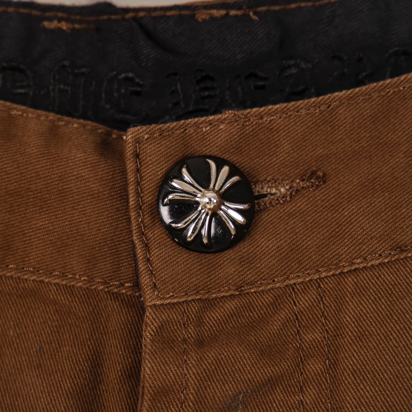 P260 Chrome Hearts | Chrome Hearts Brown Casual Cross Patched Leather Jeans - Full of exploring the ultimate in fashion, Chrome Hearts' new Chrome Hearts pants cleverly integrate camouflage cross, camouflage cross and other elements to break traditional boundaries. Mattyboy's clever fusion of overalls and khaki jeans, the same style, brings endless matching inspiration to fashionistas! Whether it is daily wear or a trendy try, these pants can bring you an excellent fashion experience. Style number: 1754# Color: casual brown Size: 28 30 32 34